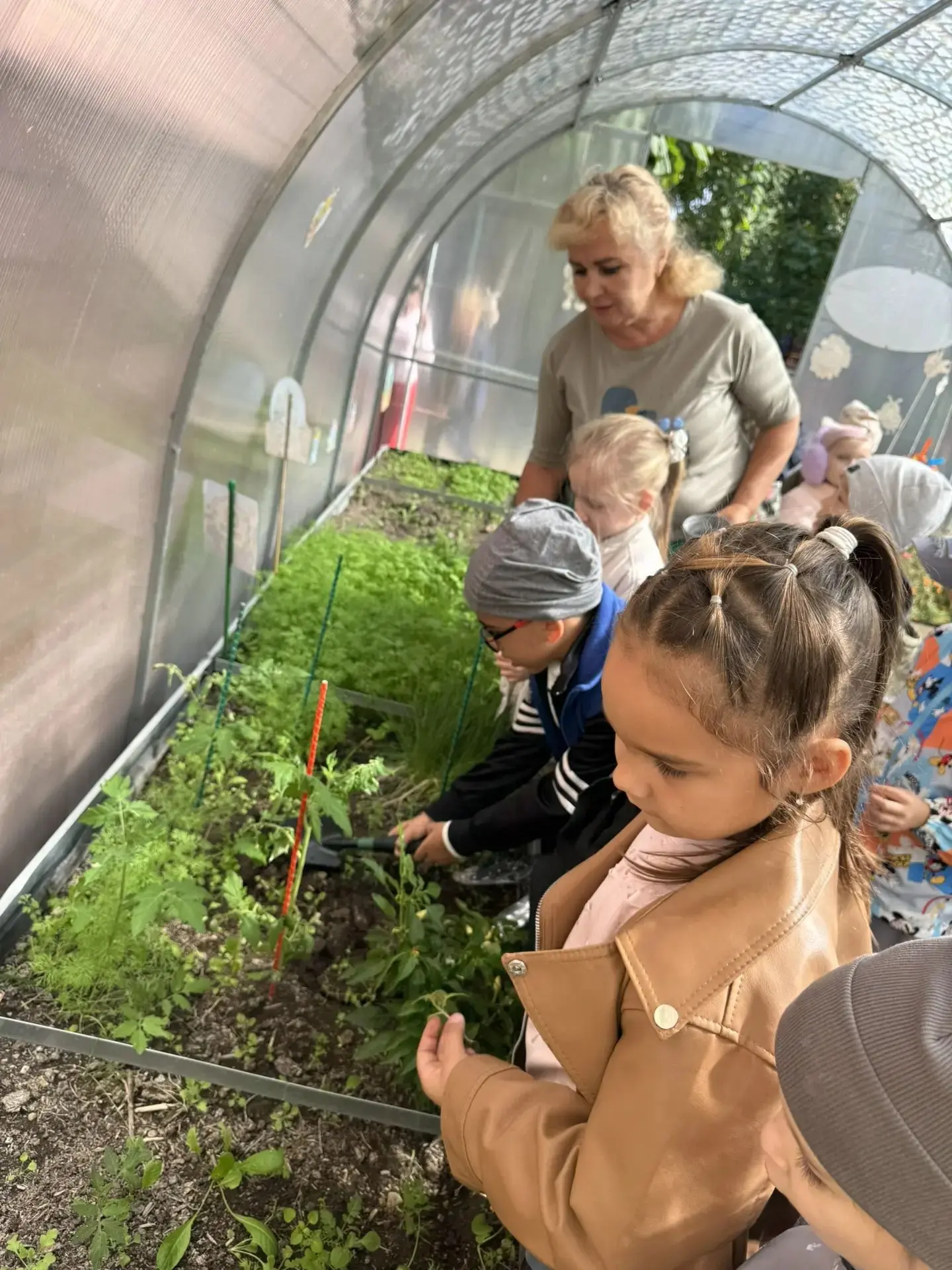 «Наши руки не для скуки: сажаем, поливаем, убираем!» 🌱🧹