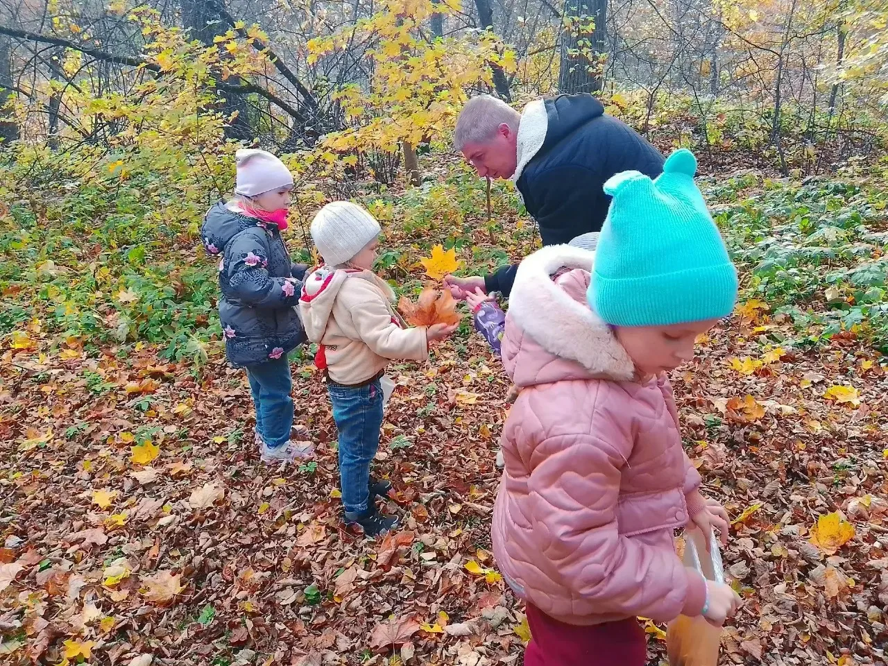 🍂 Чернские дошкольники собрали материал для поделок​