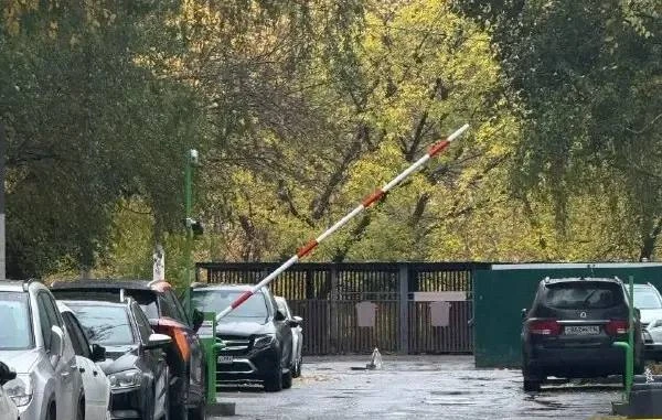 ❗️ Стрелу шлагбаума на Алтуфьевском шоссе сломали
