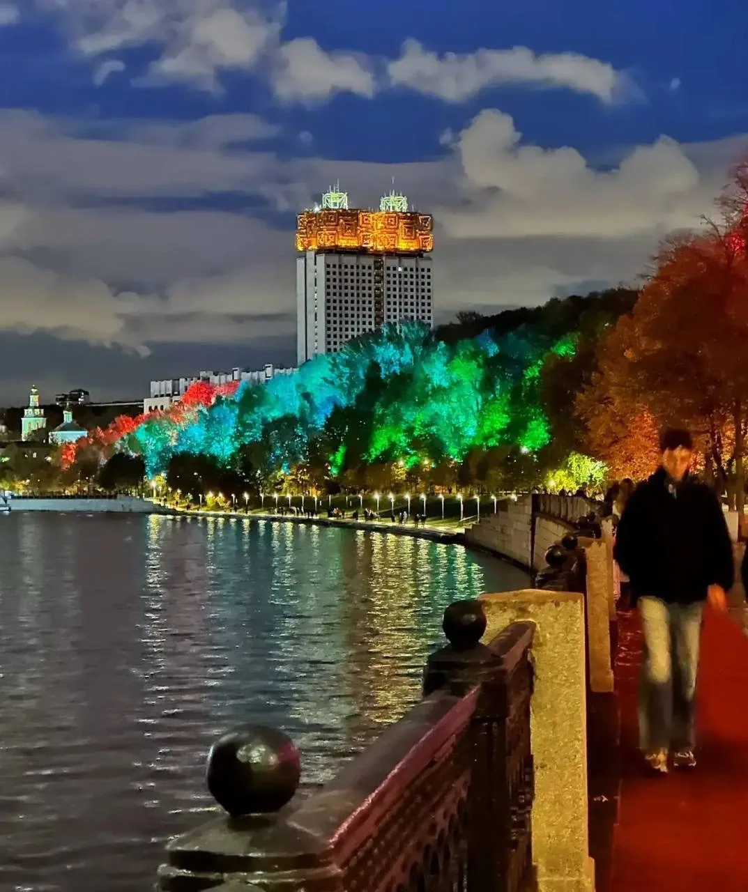 🌙На вечер вам - любуйтесь: Воробьевская набережная в Москве похожа вечером на осеннюю ...