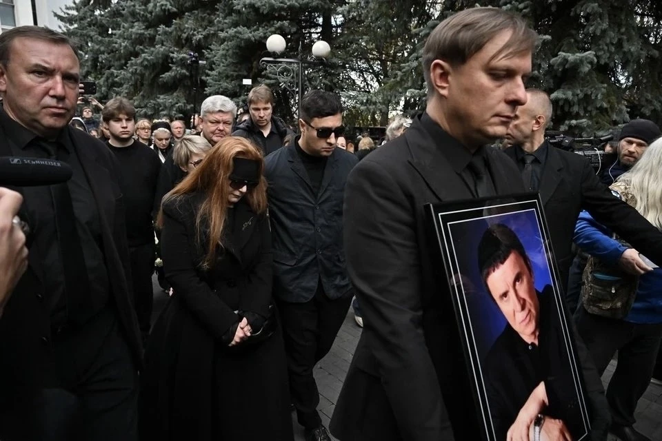 Анатолия Кашпировского, скончавшегося на 88-м году жизни, пока не похоронили.