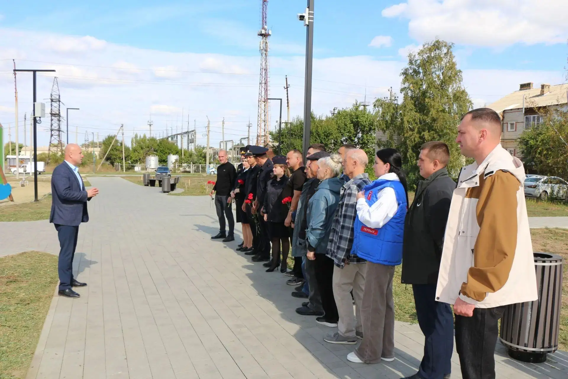 👮‍В Морозовске сотрудники  уголовного розыска совместно с ветеранами службы  высадили ...