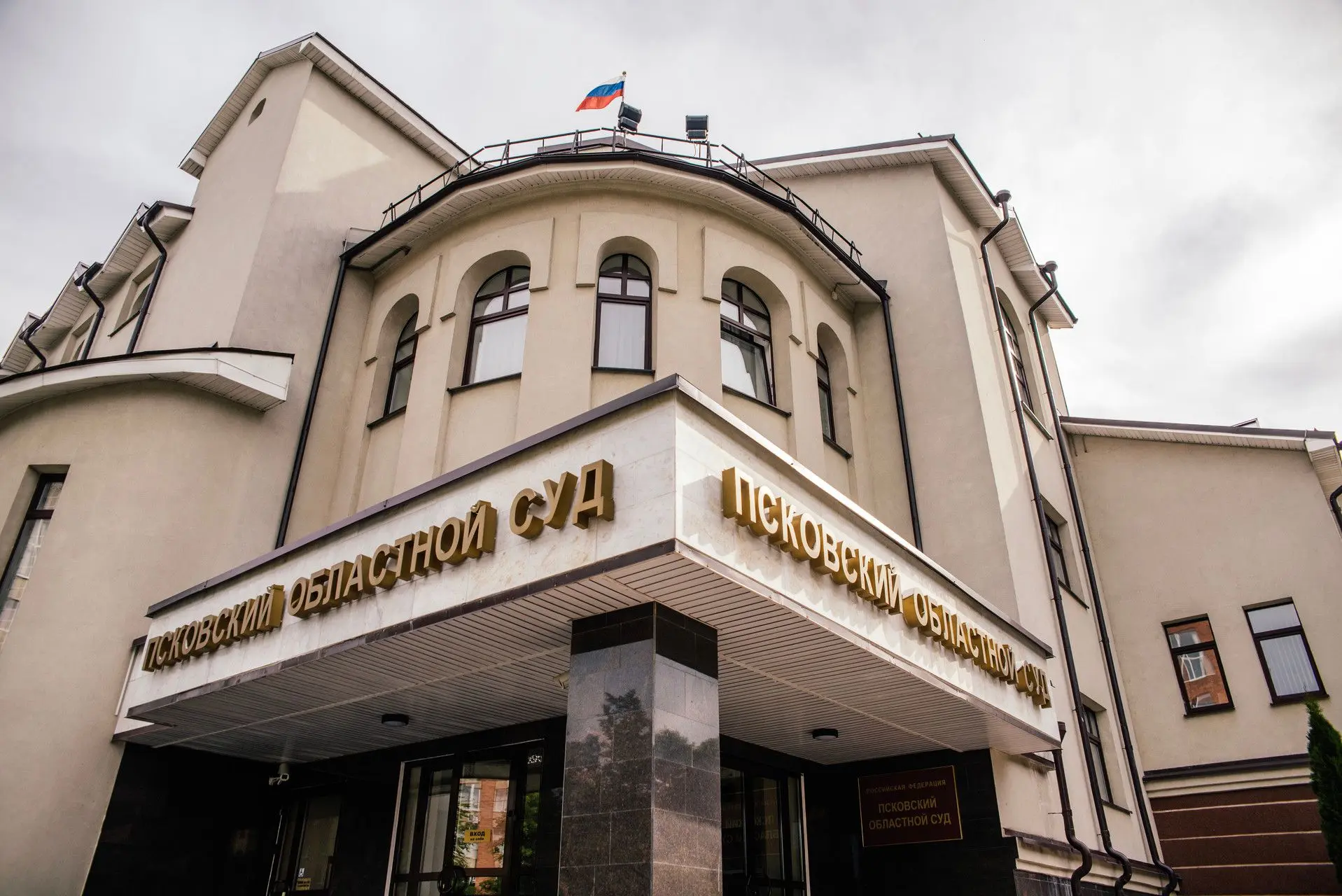 Суд подтвердил право водителей скорой помощи на оплату сверхурочной работы