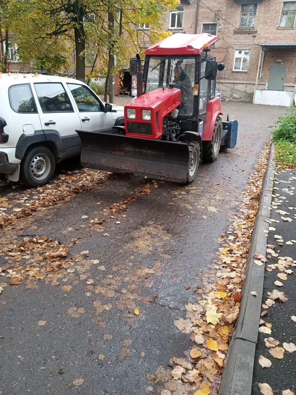 🍂🚜 Механизированная уборка листвы во дворах