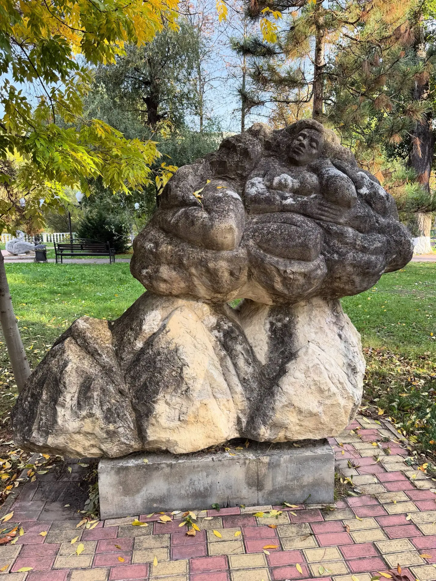 Скульптура «Ночевала тучка золотая на груди утёса-великана»