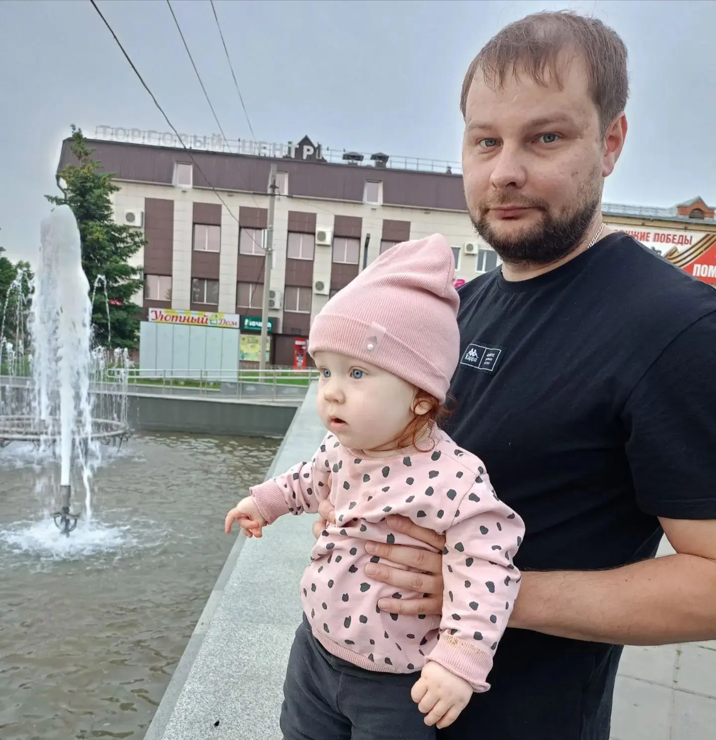 Папа Карпов Евгений Сергеевич и дочка Алиса, воспитанница группы раннего возраста "Капе...