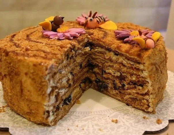 Медовый торт Пчелка с черносливом