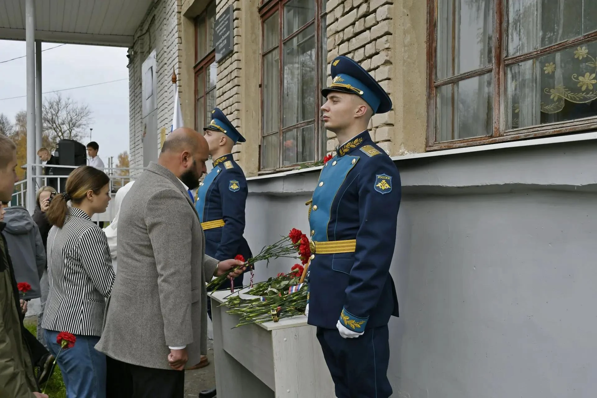 В Школе №11 открыли мемориальную доску Олегу Соленову