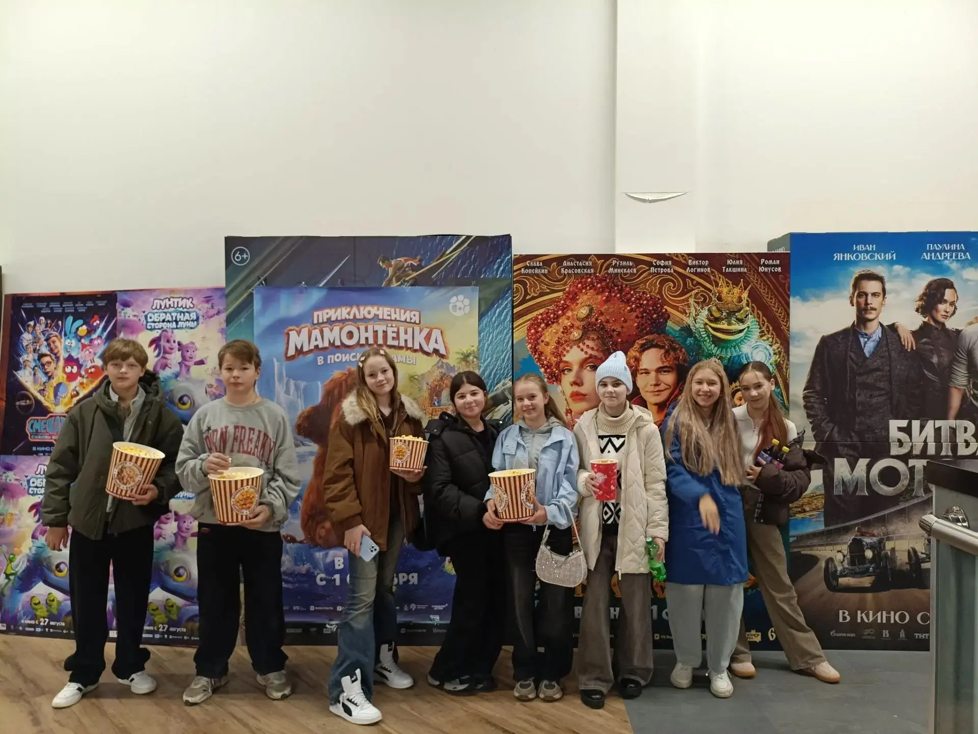 На каникулах  ученики 6 «А» класса вместе с классным руководителем отправились на просм...