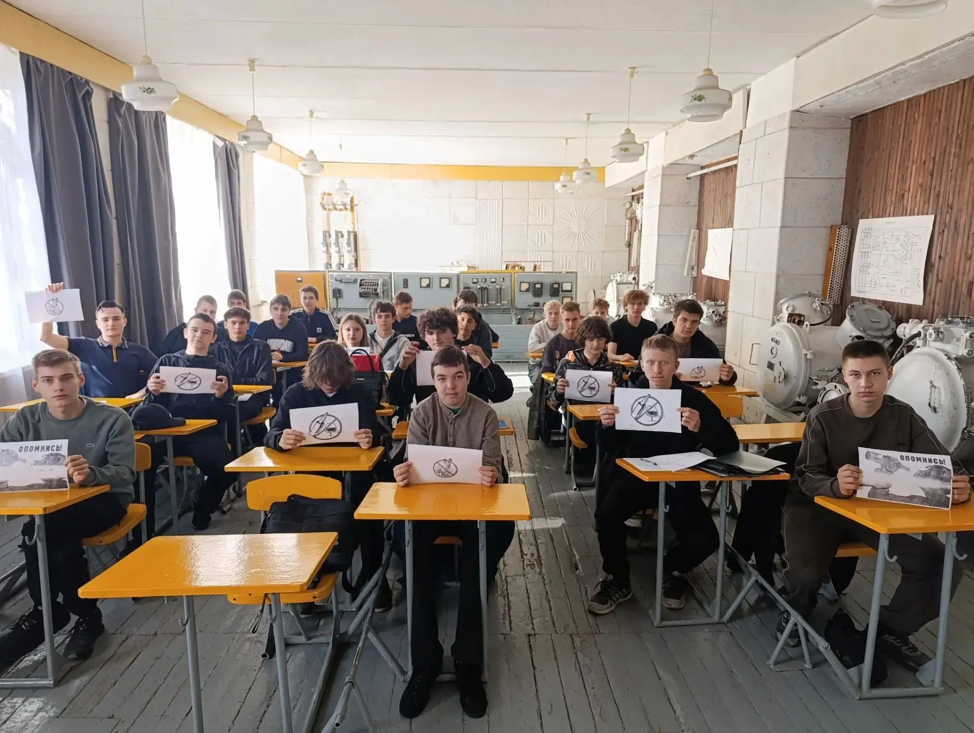 Сегодня классный руководитель группы ПР/ЭО-26, Назаров С.А. провел важную беседу о вред...