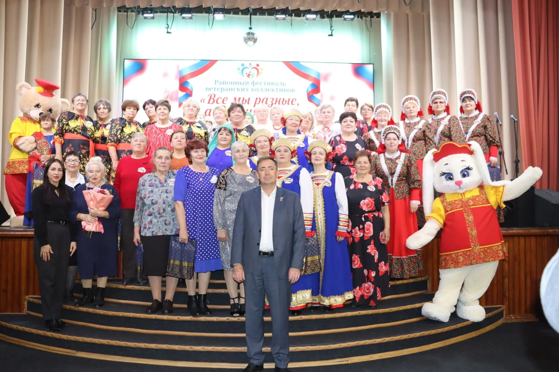«Все мы разные, а Россия одна»: в Усть-Таркском РДК прошел яркий фестиваль ветеранских ...