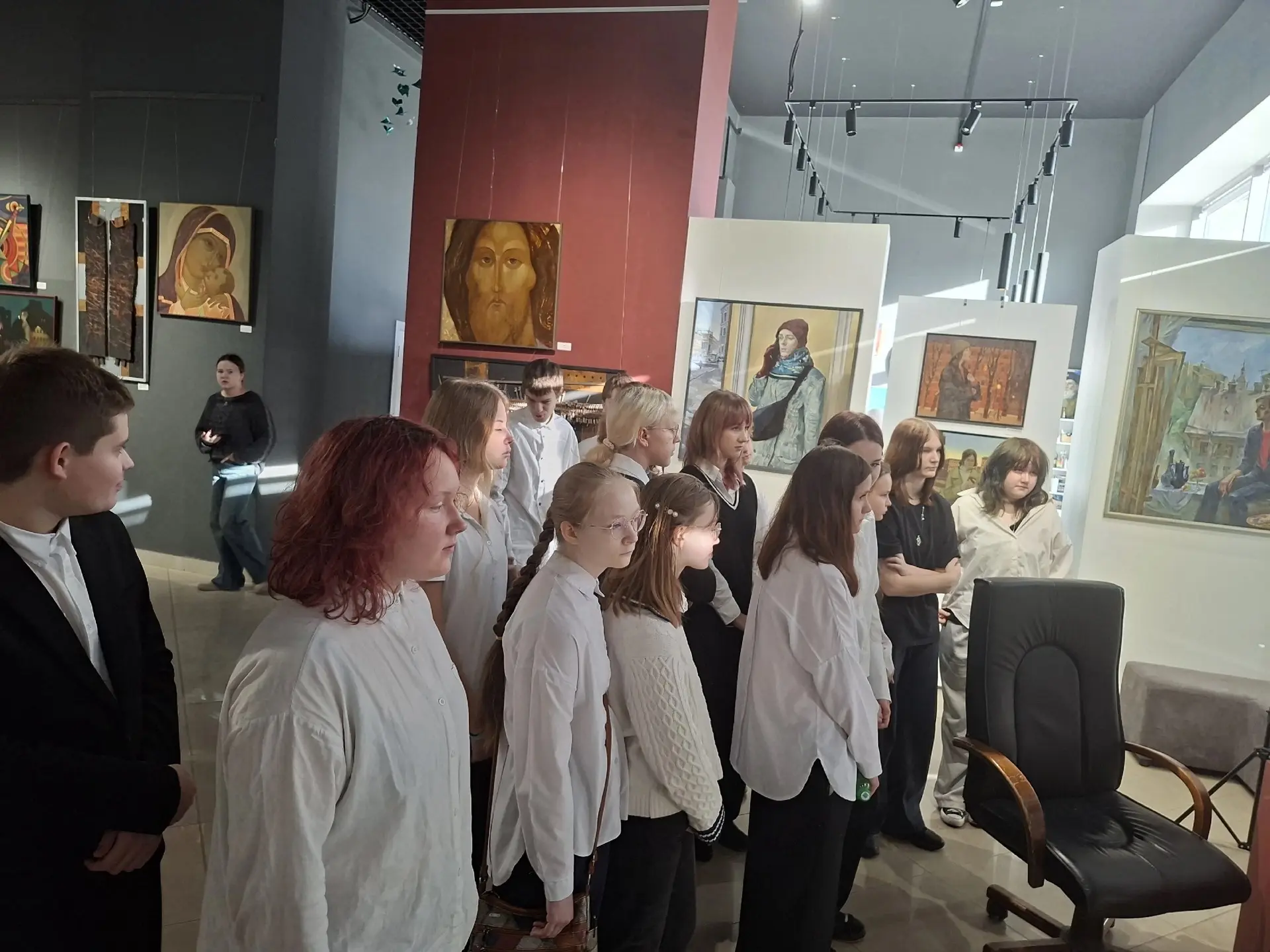 🍂🌞 Сегодня, 8 октября, ученики 8В класса посетили выставку в арт-галерее "ОКНА", посв...