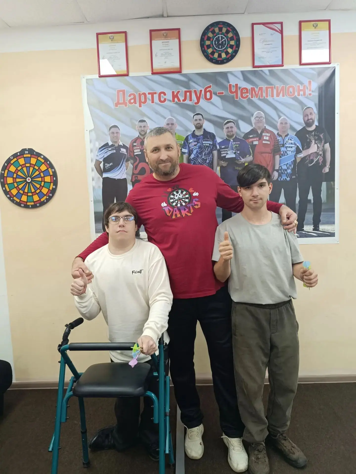 🎯 Сила точности и поддержки: тренировка по дартсу в клубе «Чемпион»! 🎯