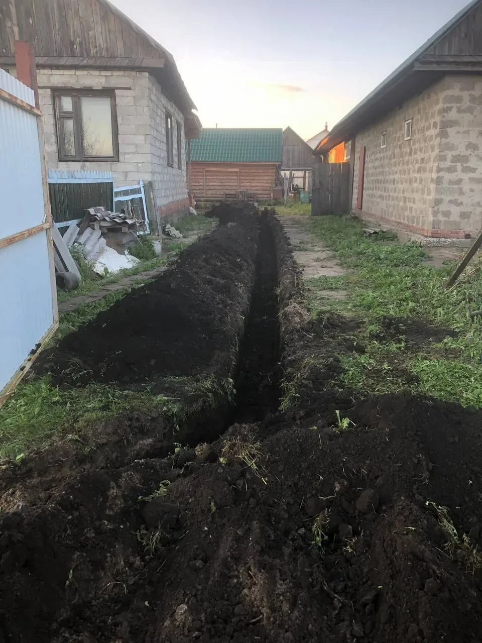 Нужно уложить геотекстиль, засыпать щебнем и засыпать землей. Траншея 50м, 40*40. Мальк...