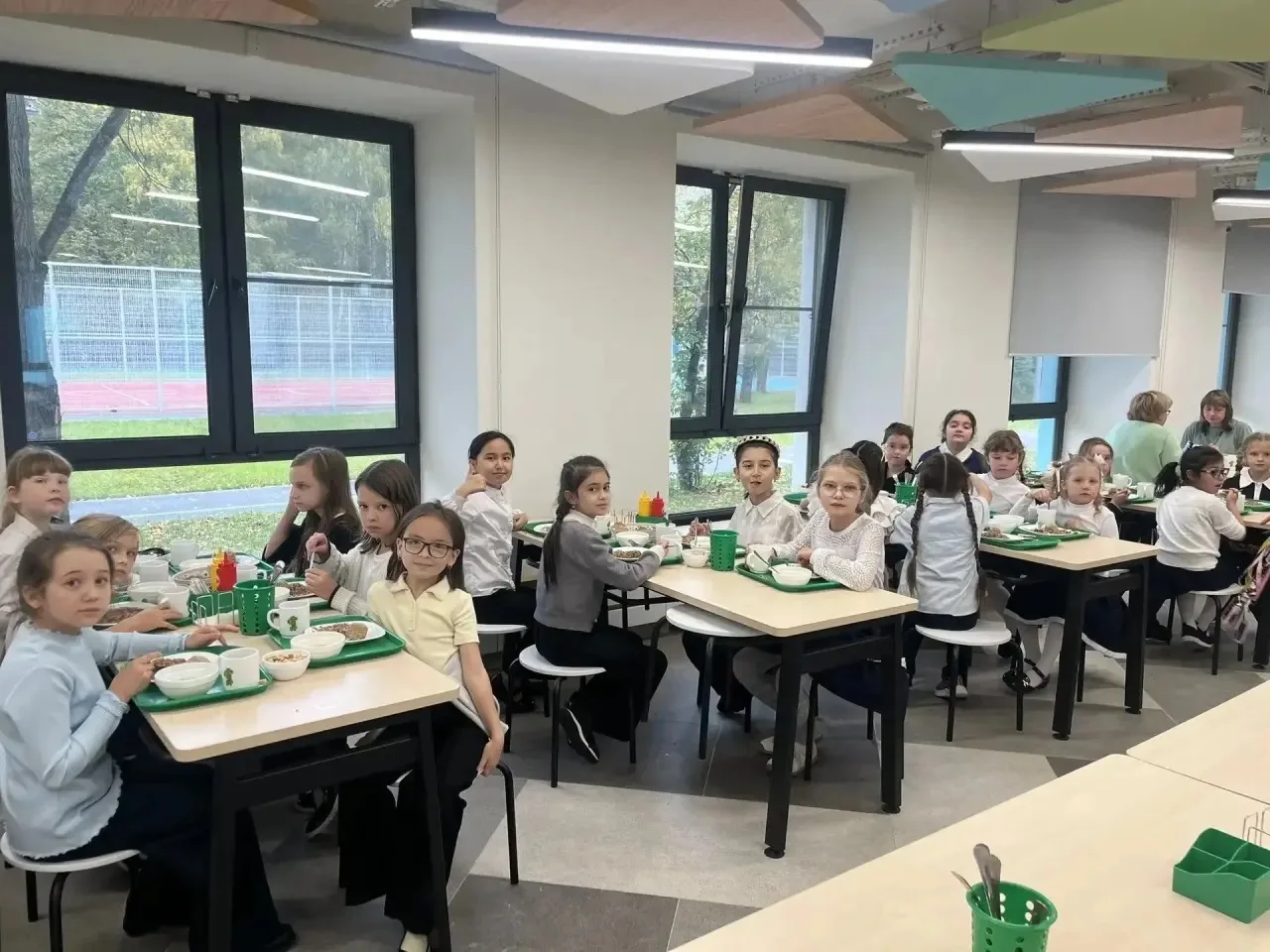 🏫 Школьная столовая помогает ребятам подкрепиться и набраться сил в течение учебного д...