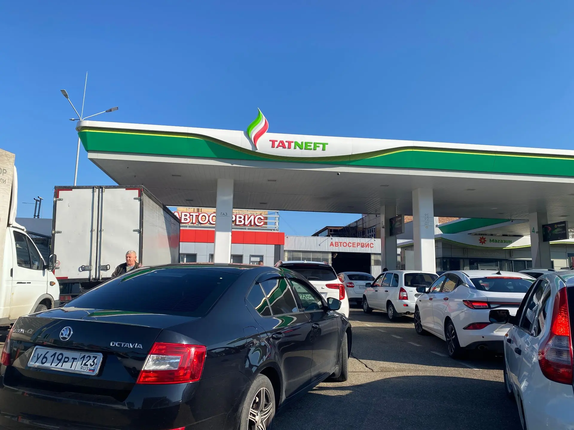 В Краснодаре утром 13 октября работают 89 АЗС, список заправок