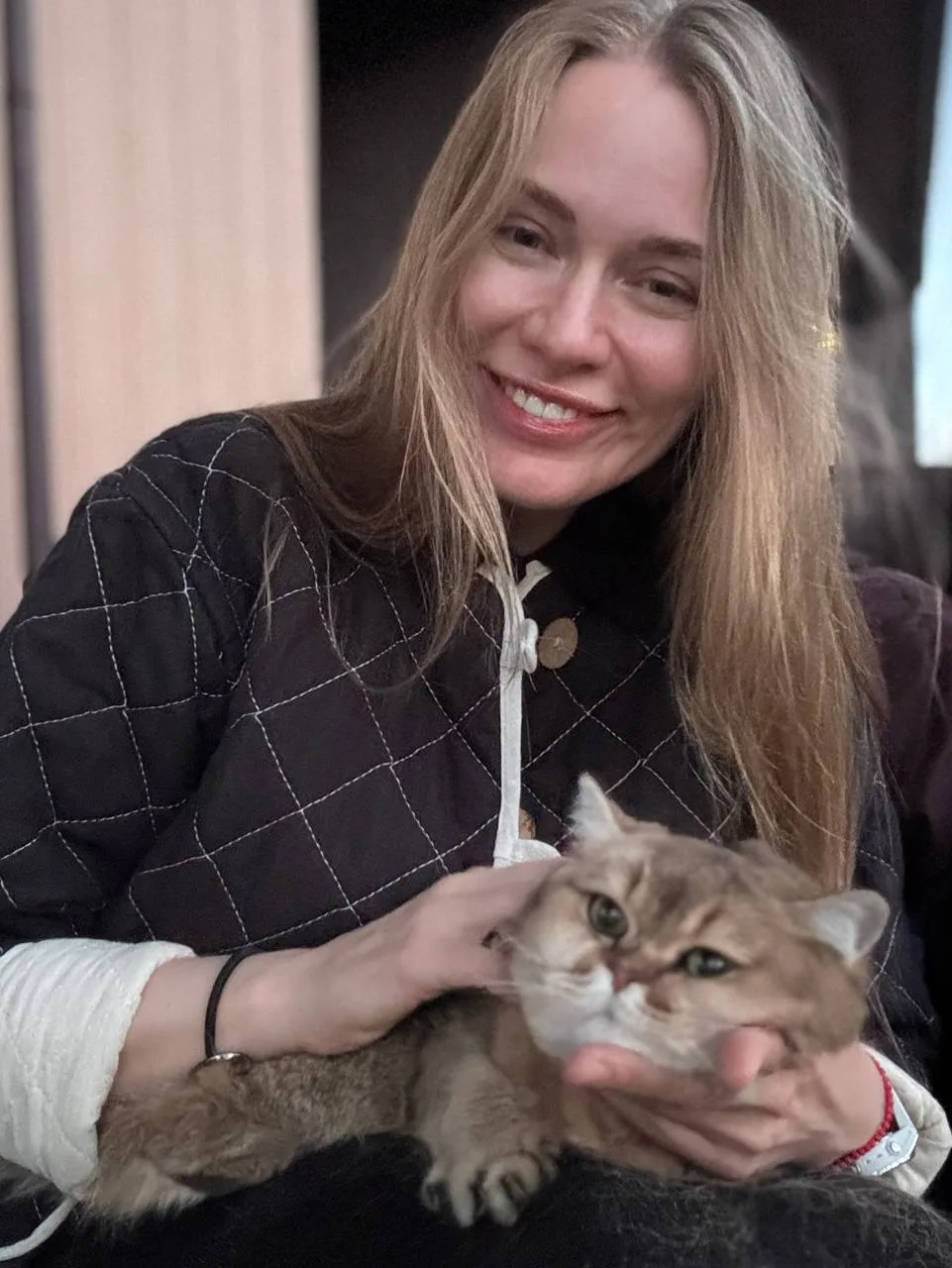 ДЕВОЧКА: гладит платье на свидание и мужчину по ЧСВ.