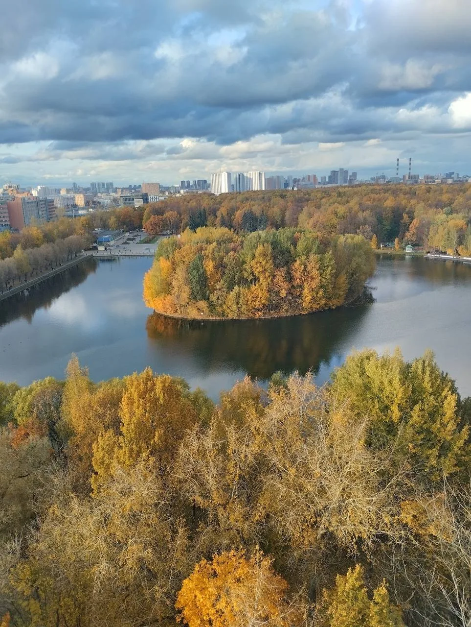 Вид «с» и «на» колесо обозрения от соседки.