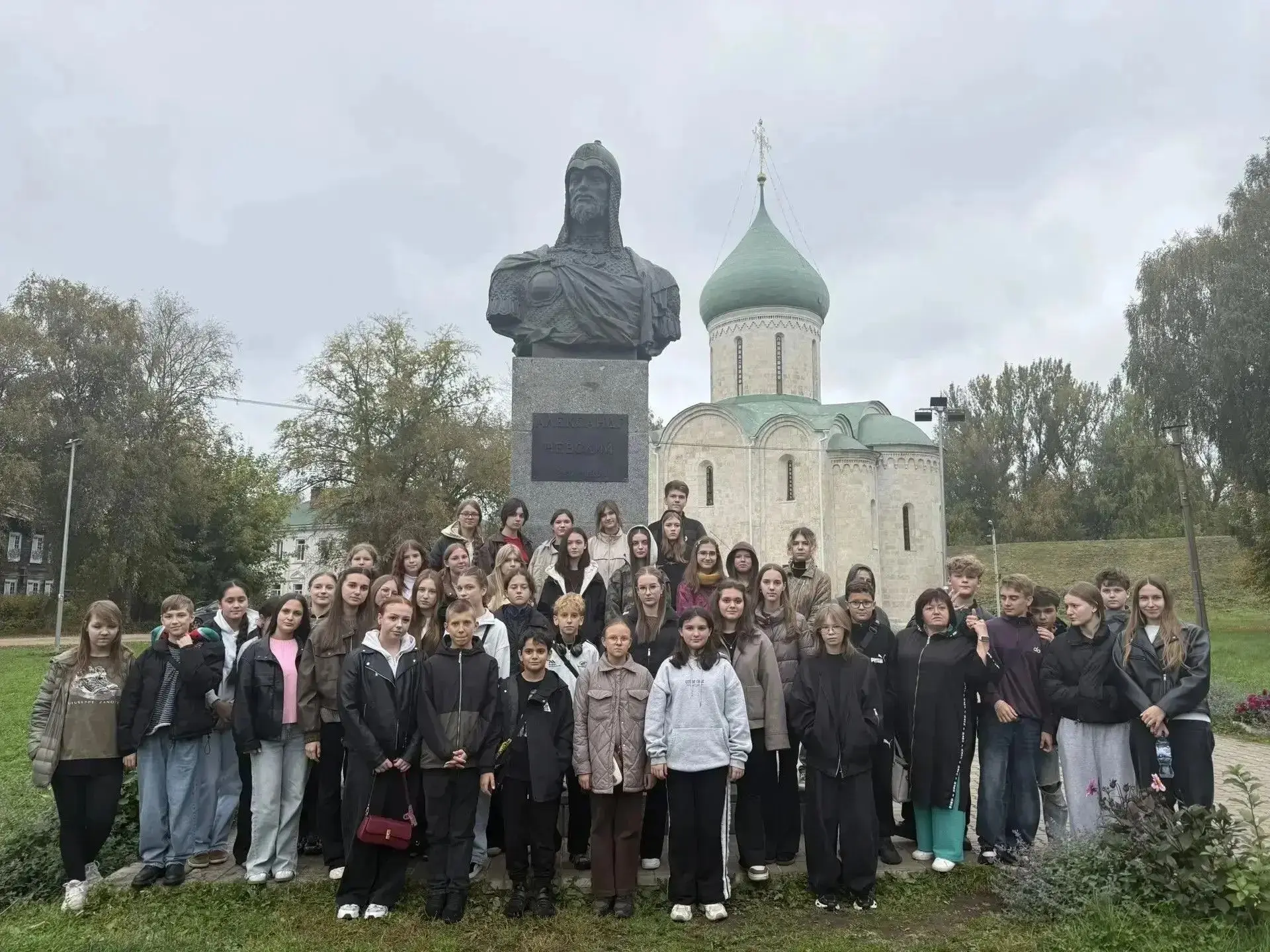 Делегация Ставропольского края из 44 творческих ребят, представляющих детские школы иск...