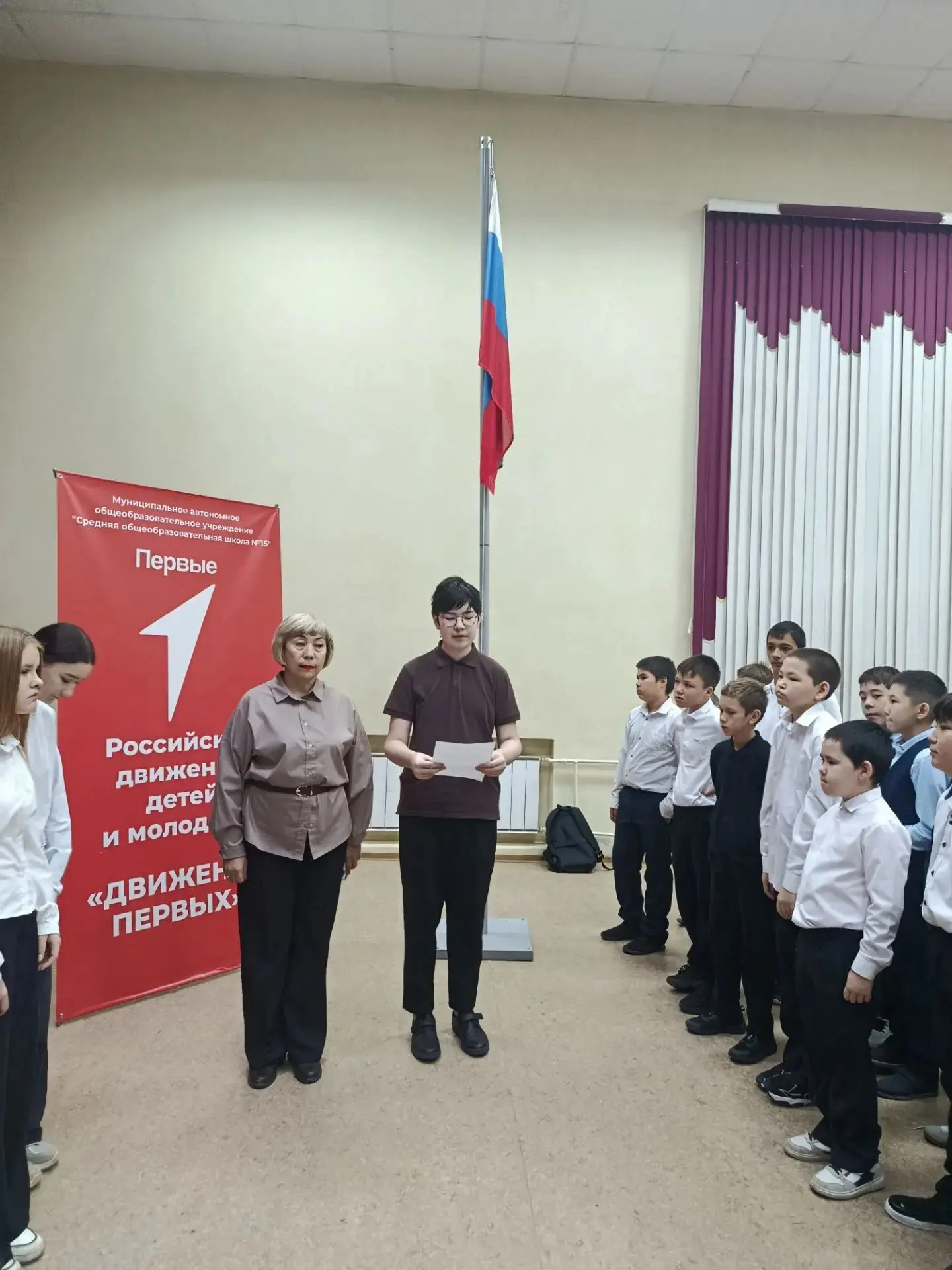 Торжественная линейка понедельника. После поднятия флага с исполнением гимна были озвуч...