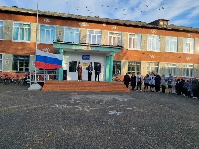 Утро понедельника началось с торжественной линейки, поднятия флага и исполнения гимна.