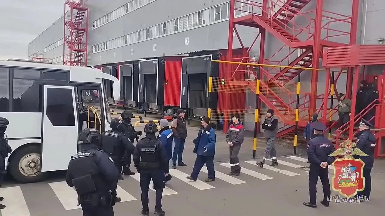 Подмосковные полицейские в ходе рейдов в городском округе Лобня выявили 30 нелегальных ...