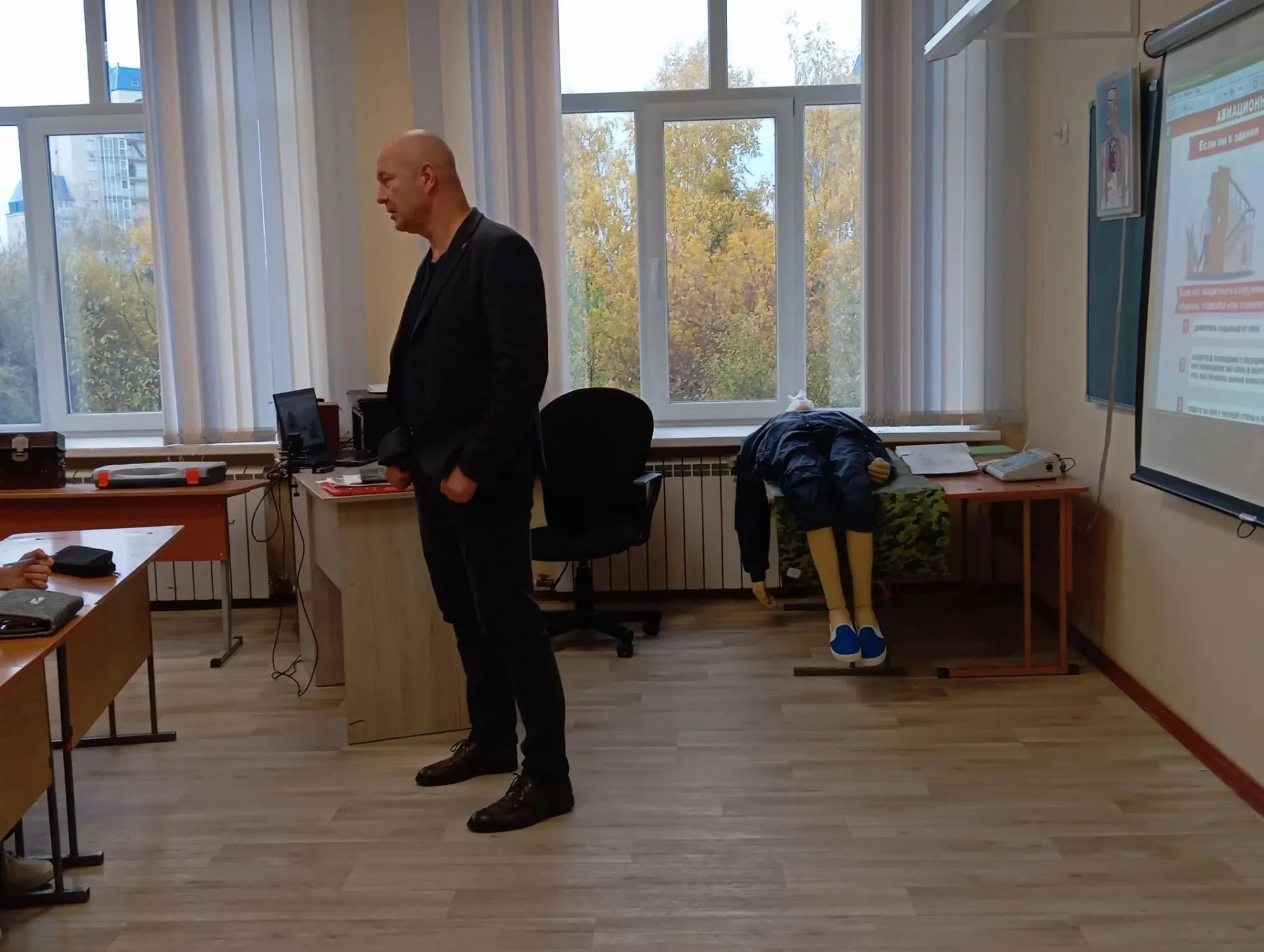 🛡 Спокойствие, выдержка, порядок: в МБОУ "СОШ №75" прошел Всероссийский открытый урок ...