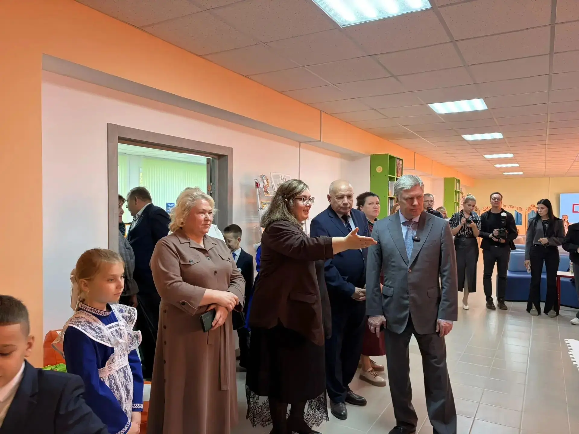 Карсунскую детскую библиотеку имени В.С.Орлова с рабочим визитом посетили Губернатор Ул...