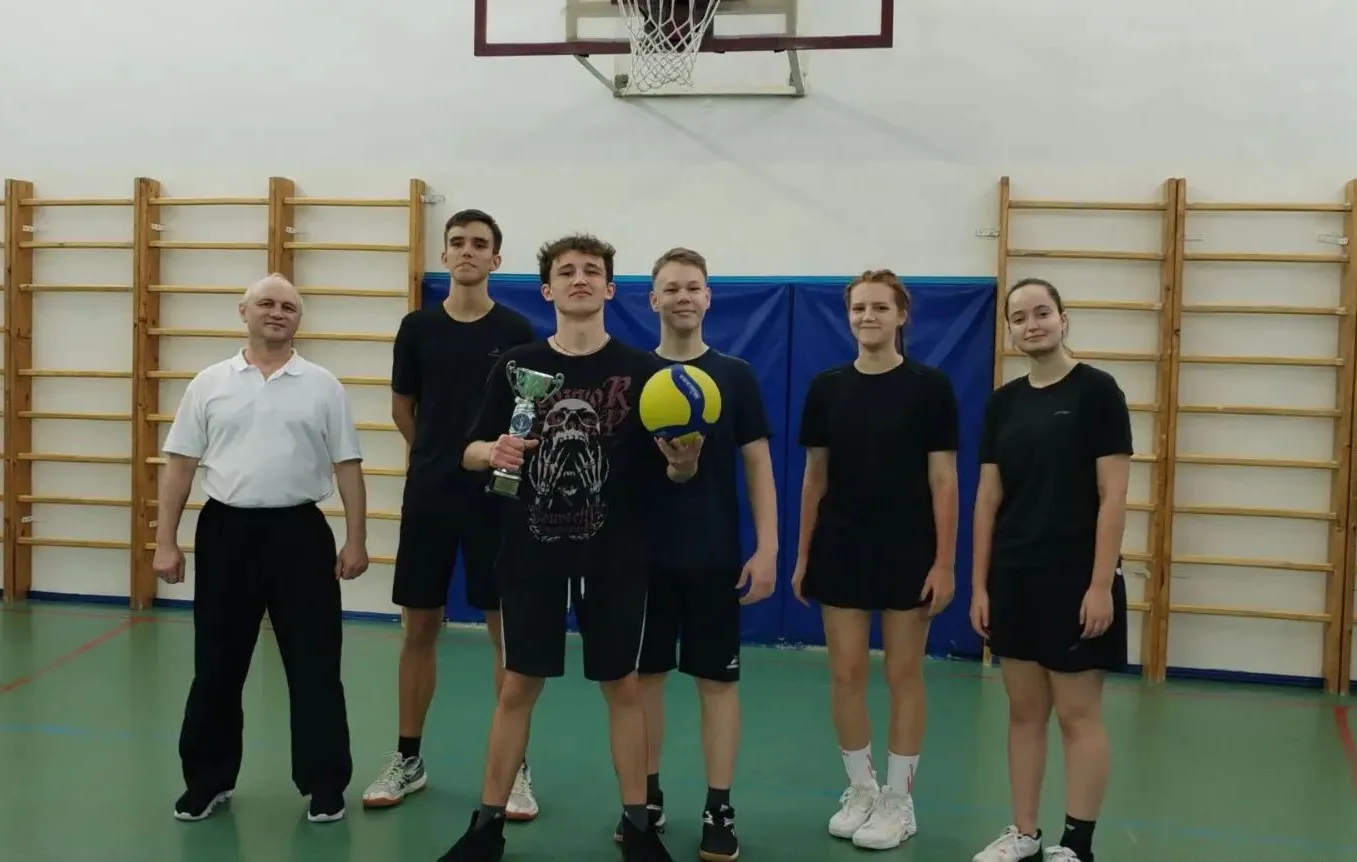 🔥 Сегодня прошла товарищеская игра по волейболу среди 10‑х классов в рамках Недели физ...