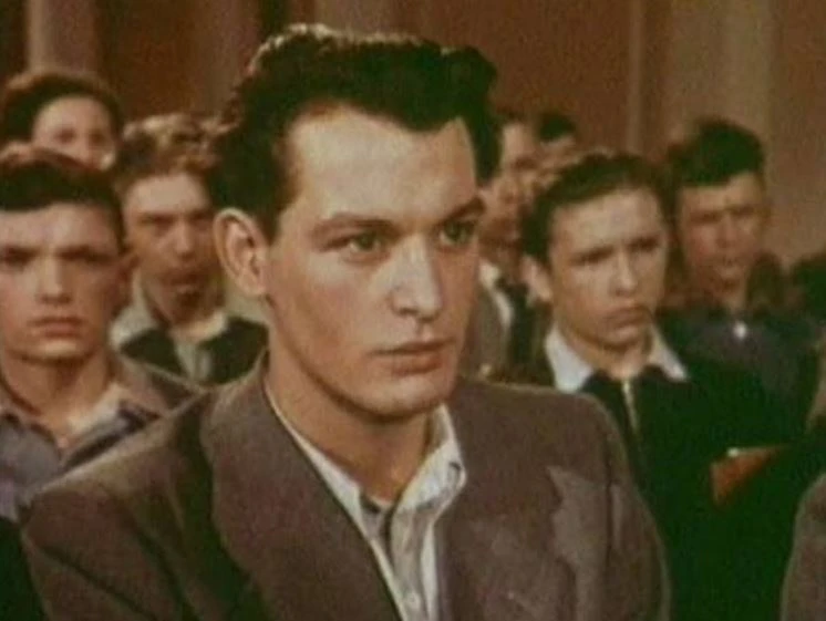 20-летний Василий Лановой дебютировал в драме 1954-го «Аттестат зрелости»