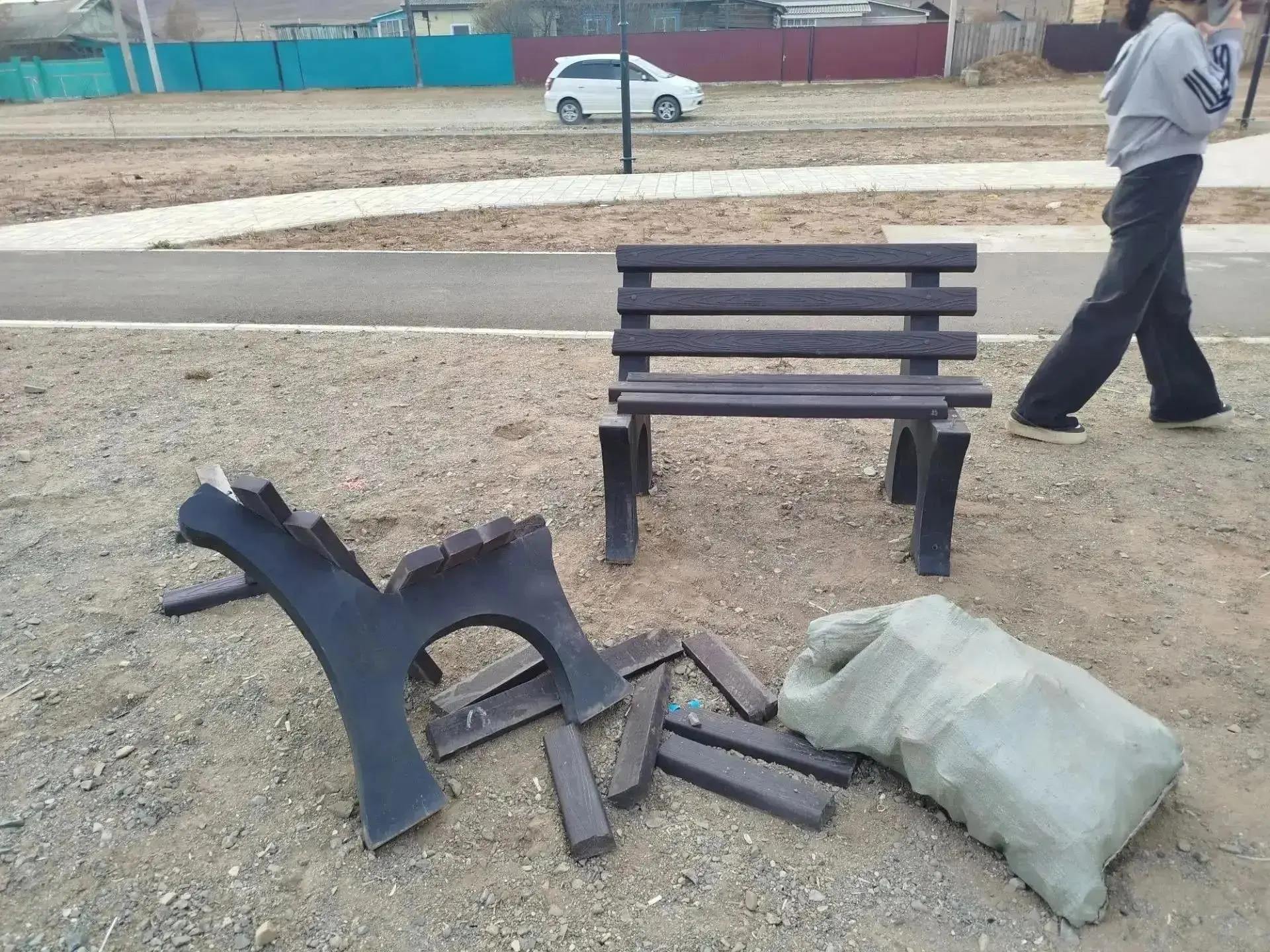 ​Подросток сломал скамейку в новом парке Дульдурги и попал под статью