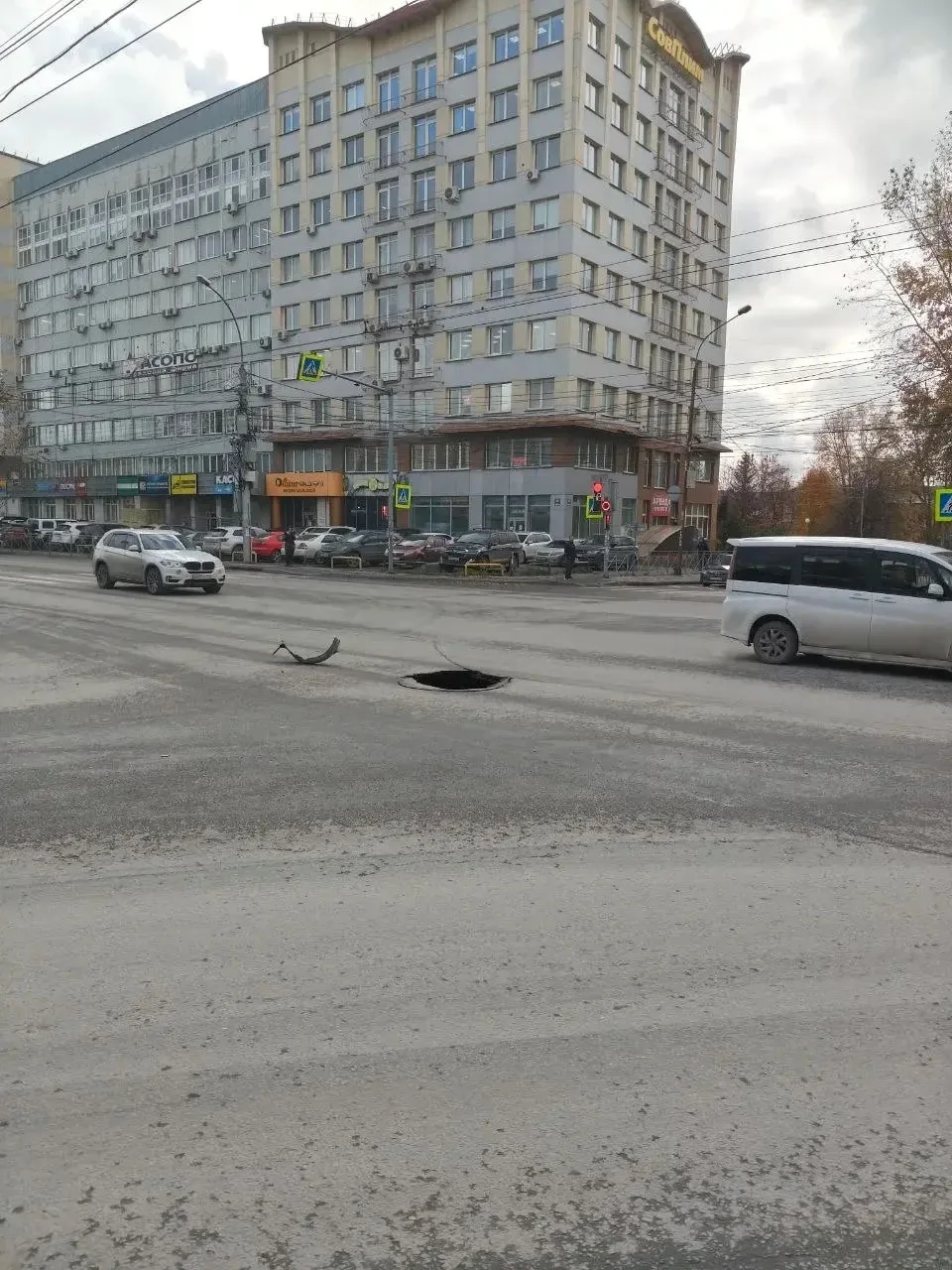 Сегодня на перекрестке улиц Кирова и Никитина канализационный люк провалился под землю....