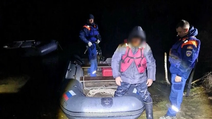 На Аргазях спасатели эвакуировали рыбака с разряженным аккумулятором лодки