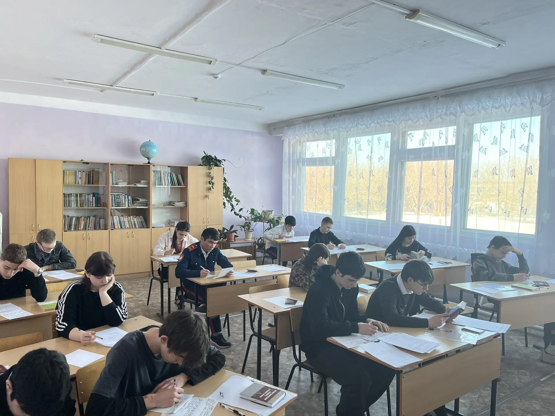 24 марта в МБОУ «СОШ 19 с. Луганское» проходит пробный экзамен по русскому языку в 9а к...