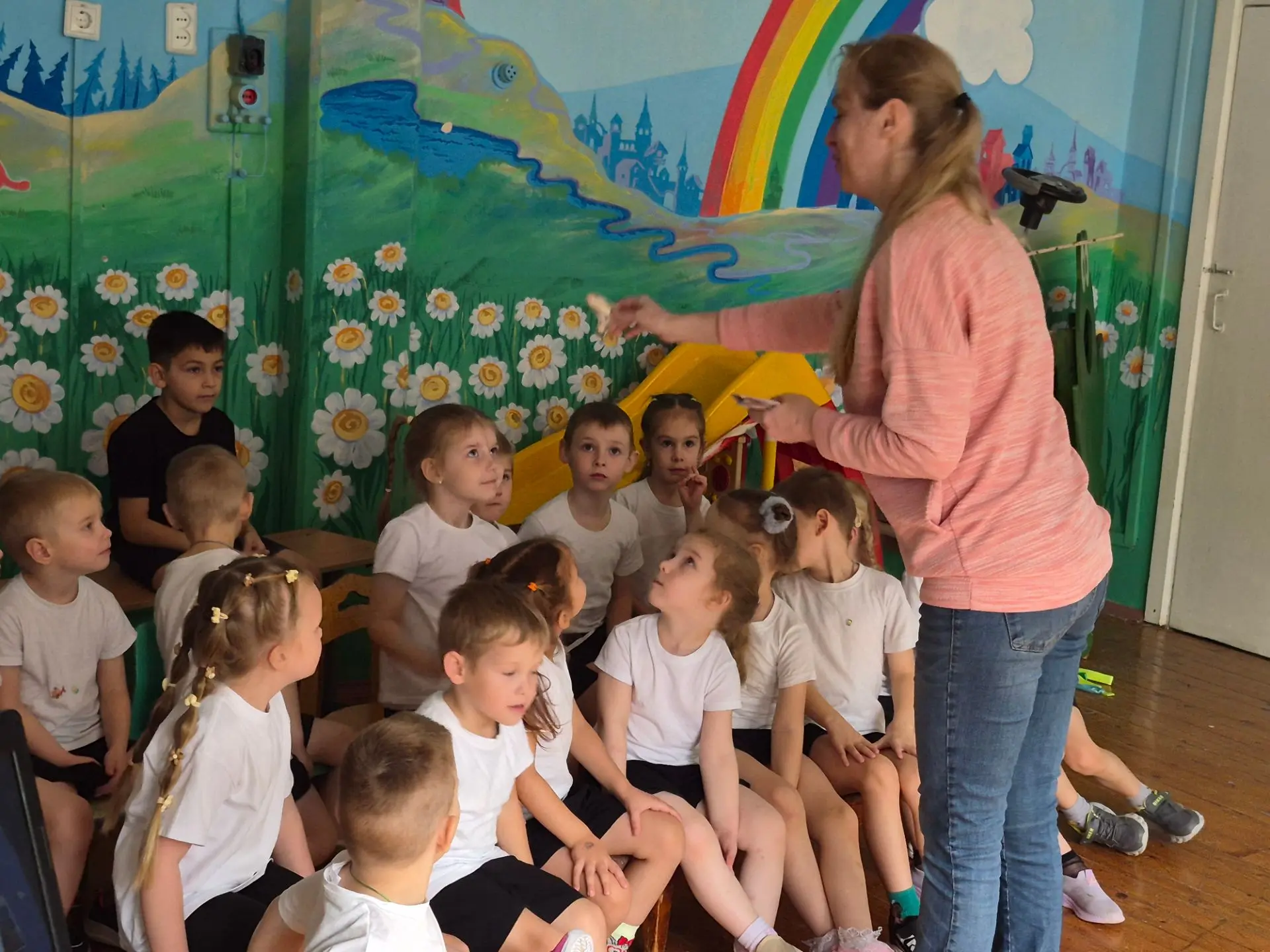 Сегодня для детей 9 и 12 групп проводила занятие ,,Лесные модники'' Ольга Владимировна ...