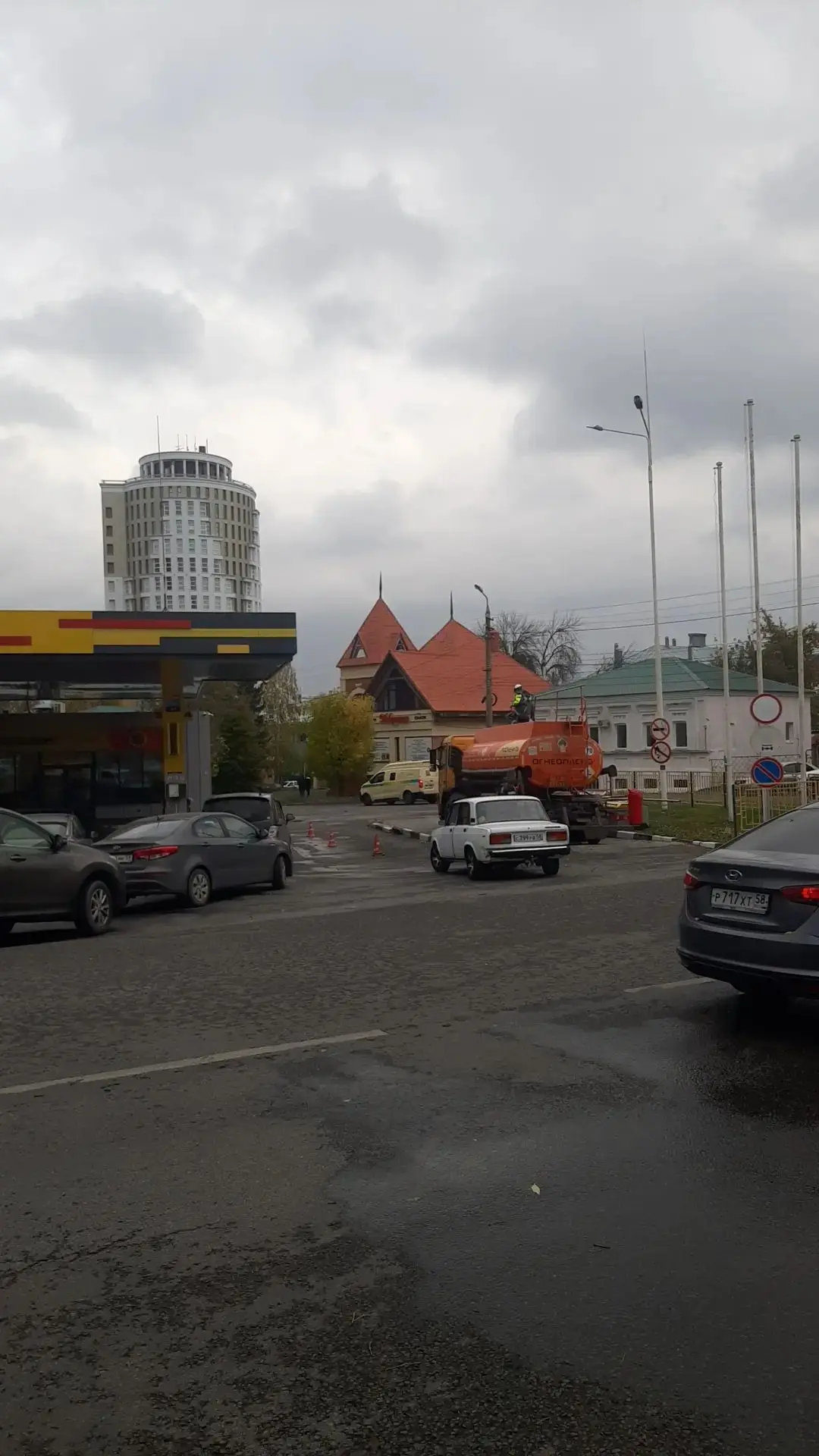 На революционной сливается