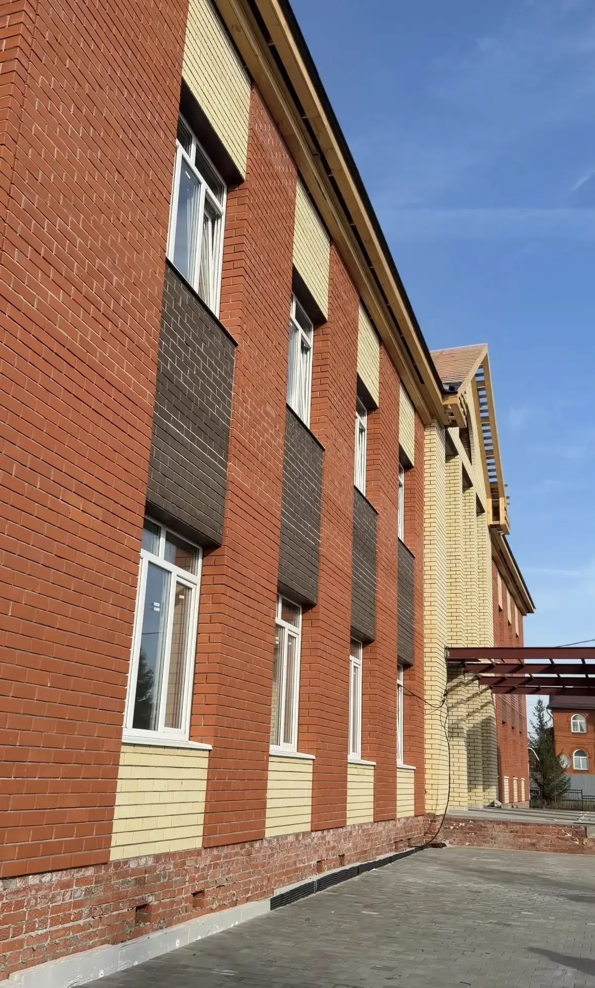 🎨 Строители приступили к устройству кровли нового здания детской школы искусств в Арске.