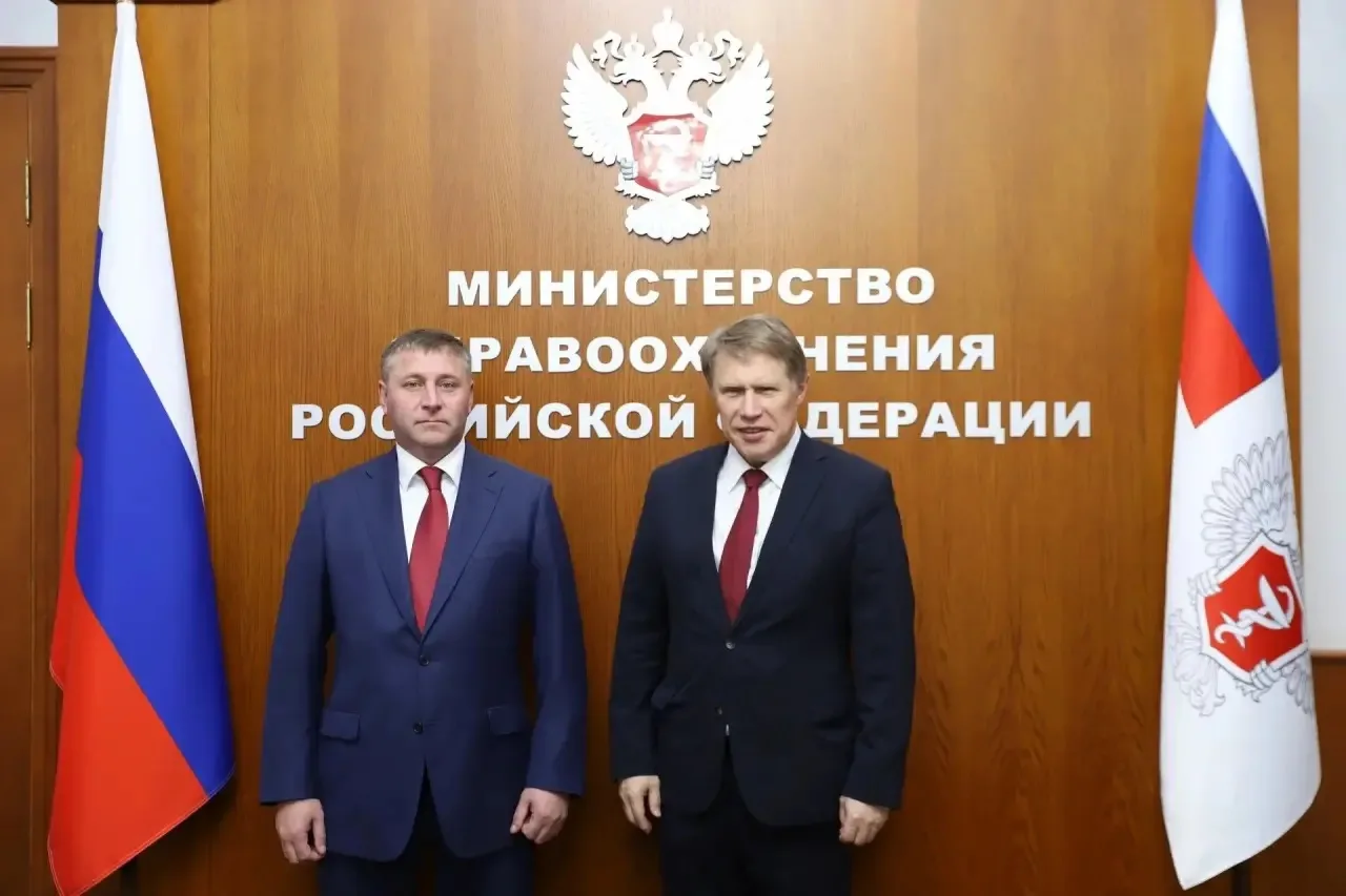 Александр Шуваев провёл рабочую встречу с министром здравоохранения РФ Михаилом Альберт...