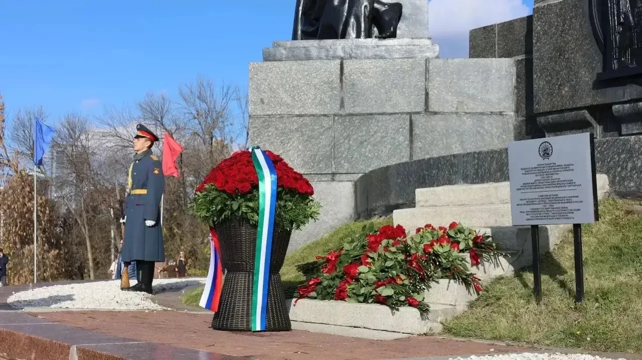 Первый заместитель руководителя следственного управления принял участие в возложении цв...