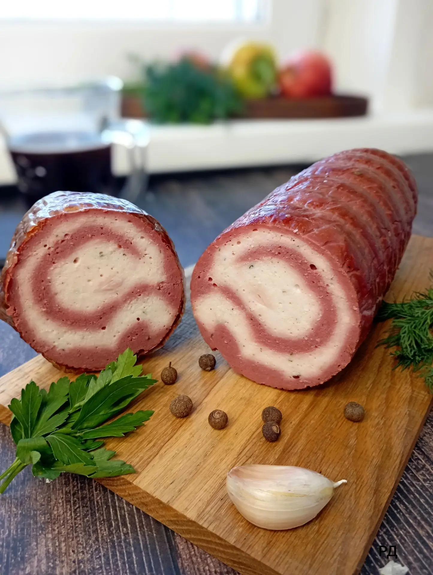 Рулет говядины с куриной грудкой.