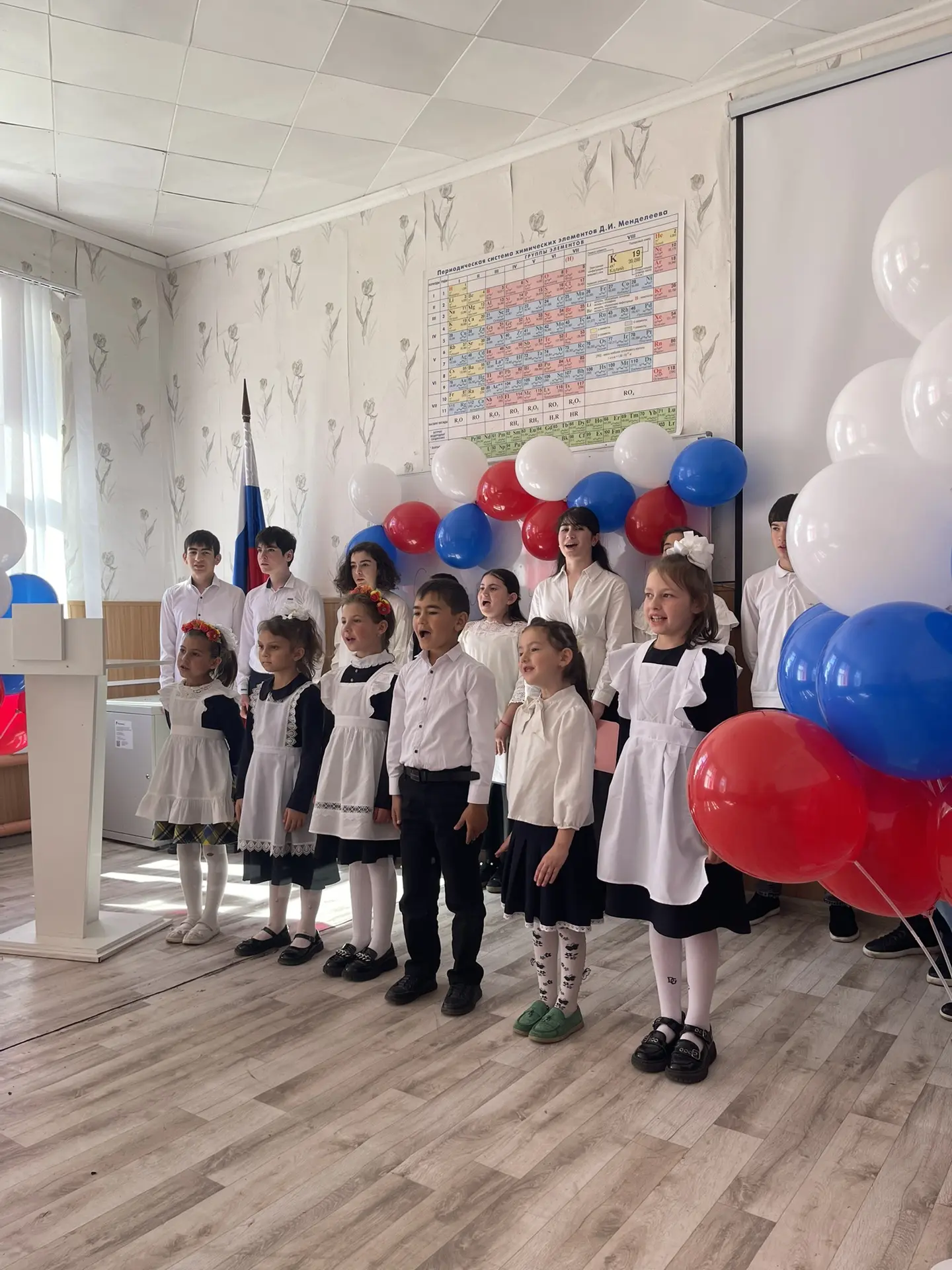 Традиционная линейка , вынос флаг а и «Разговоры о важном» 🇷🇺