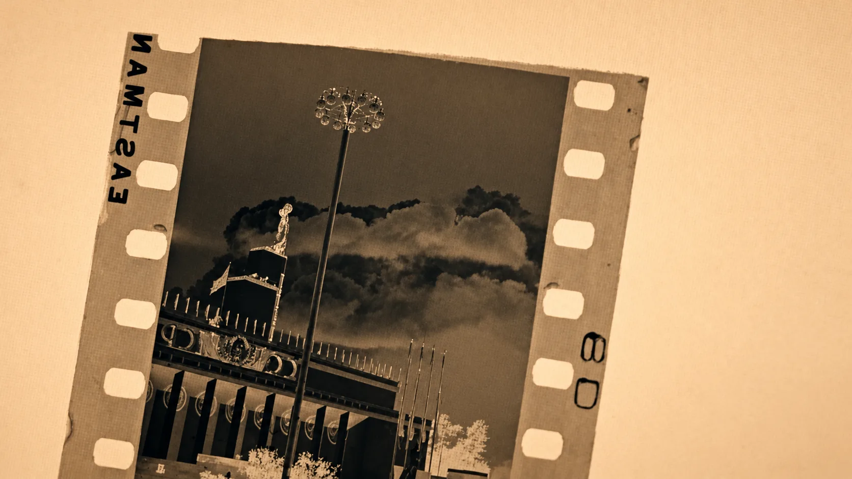 Особая история фильма — наследие кинооператора и фотографа Петра Новицкого.