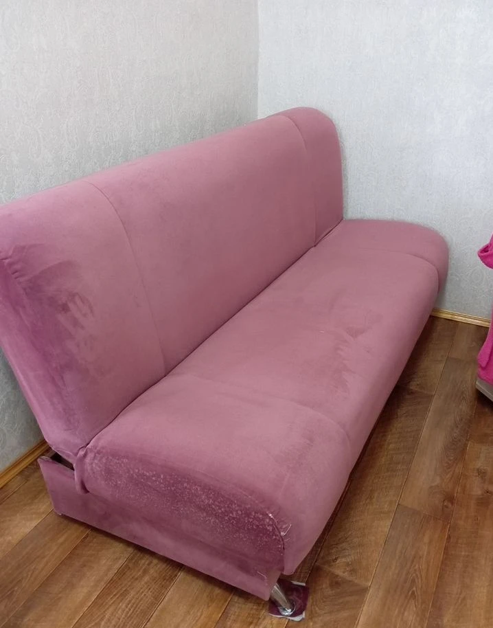 Отдам диван. Целый, чистый.