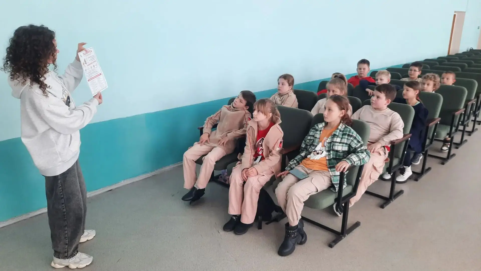 Будьте бдительны! Под таким названием прошёл классный час с учащимися школы. Лучшее сре...