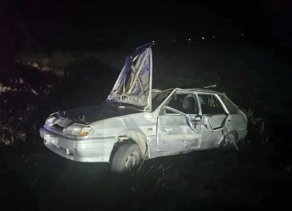 ❌🚗В Изобильненском  округе в результате опрокидывания автомобиля 4 человека травмированы