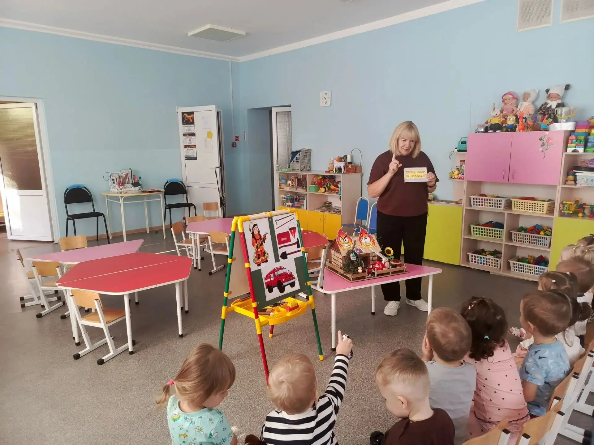С детьми группы раннего возраста √14, была проведена беседа по пожарной безопасности: "...