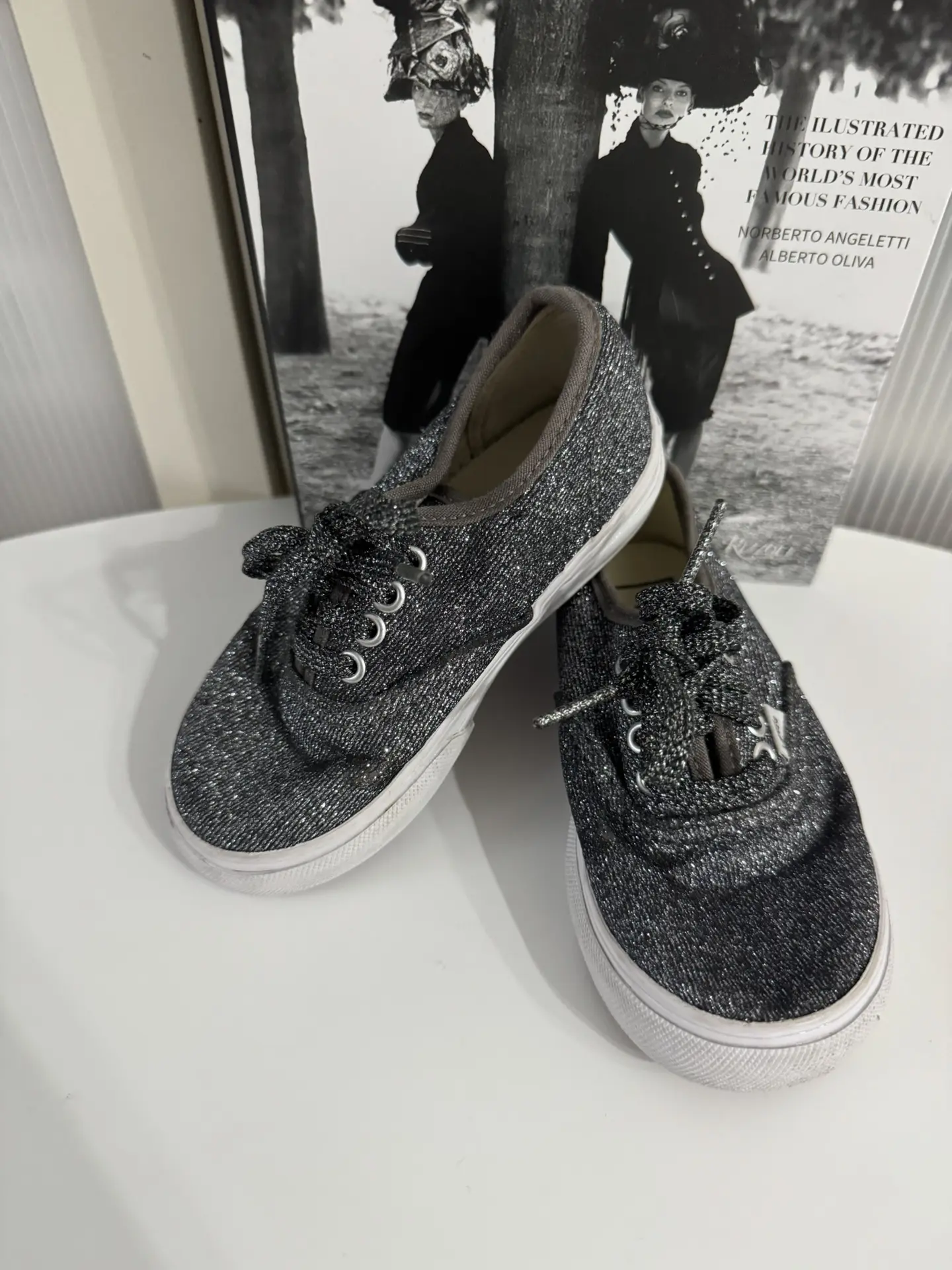 Vans, шикарно блестят, в некоторых местах минимально не хватает блесток, если всматрива...