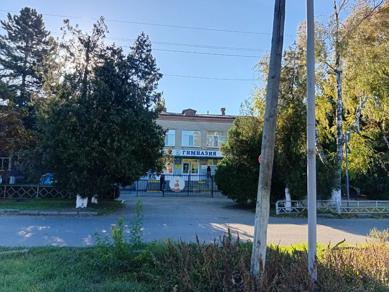 Родная школа в утренней тишине