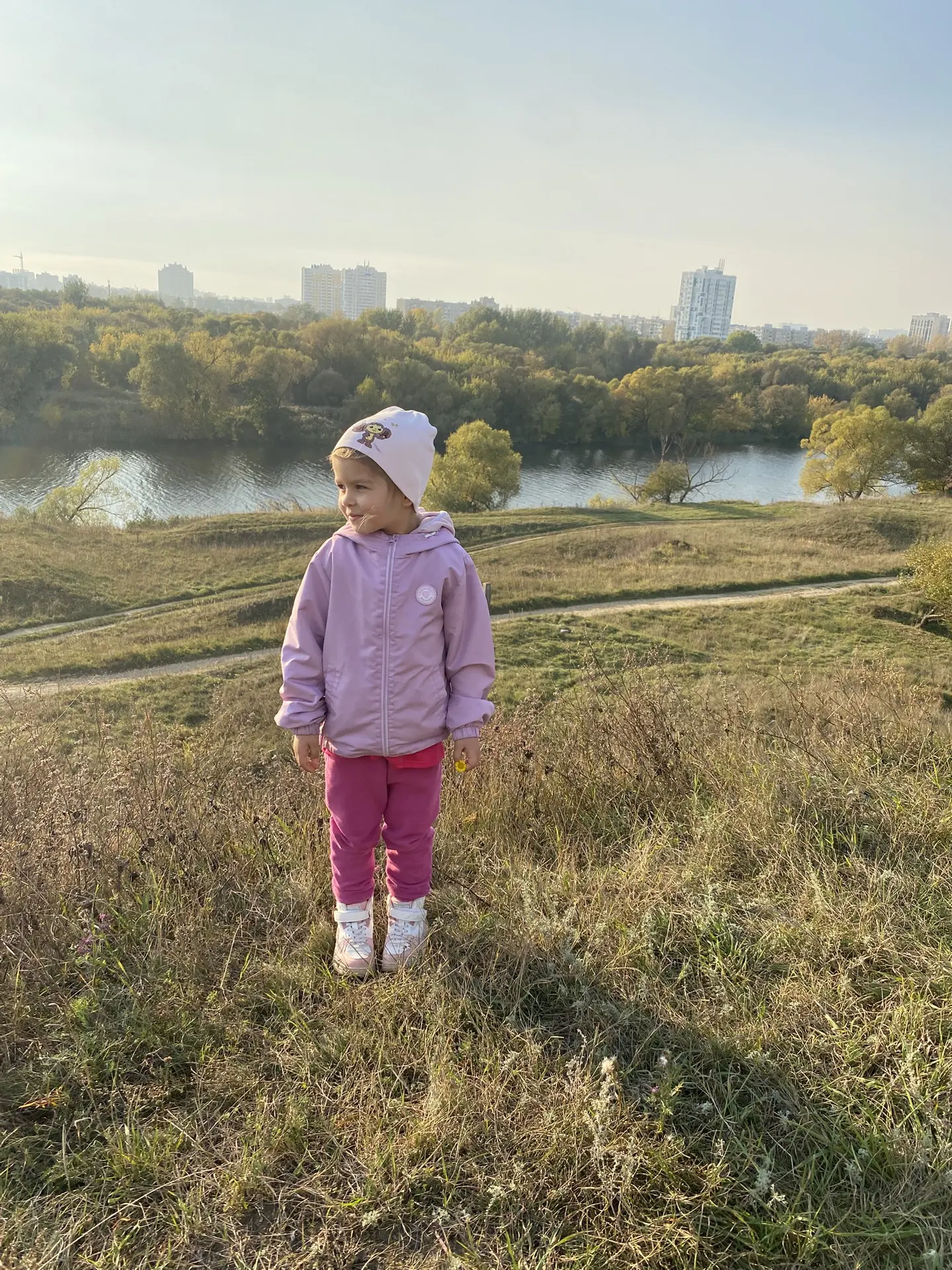 Вчера у нас была вторая половина дня выходным. Гуляли, устроили мини пикник около реки....