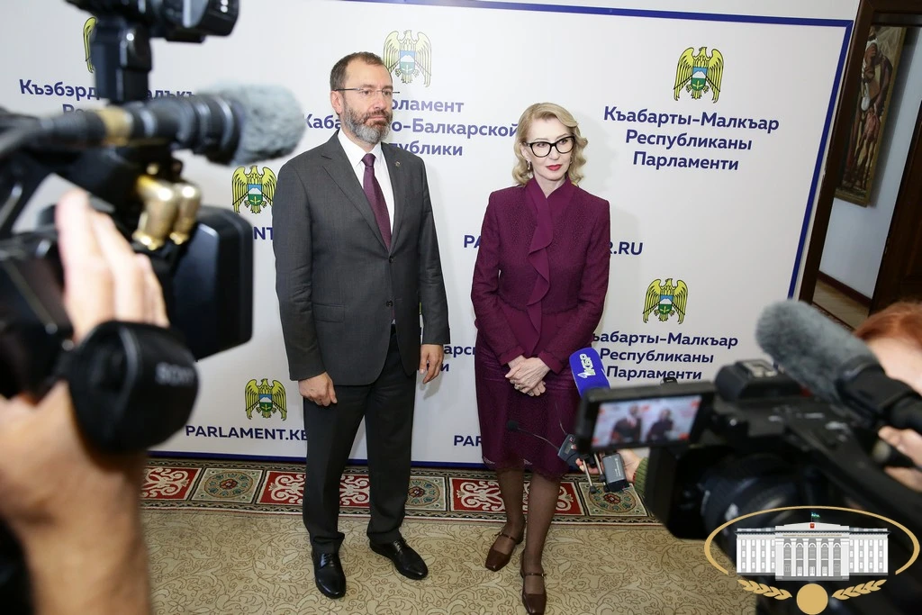 В завершение церемонии руководители законодательных органов прокомментировали для предс...